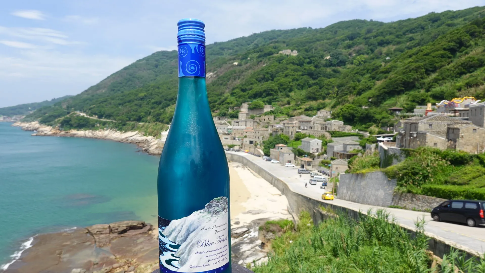 藍眼淚葡萄酒立在北竿芹壁海岸邊